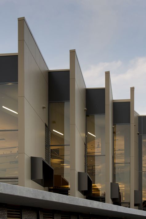 Helensvale Branch Library and CCYC / Complete Urban + lahznimmo architects Layered Architecture, Commercial And Office Architecture, Facade Architecture Design, Library Architecture, Architecture Building Design, Commercial Architecture, Library Design, Church Design, Architecture Exterior