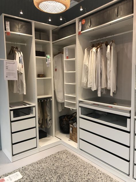 Square Dressing Room Ideas, Pax Ikea Angle, Ikea Pax Angle, Small Walk In Closet Ideas Aesthetic, Angle Closet Ideas, Small Walk In Closet Ikea, Dressing D'angle, Ikea Pax Closet Small Spaces, Ikea Closet Ideas Walk In