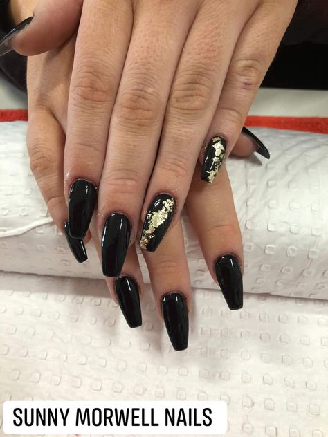 #black #sns #gold #flake #coffin #nails Black Nails Gold Flakes, Black Gold Flake Nails, Black And Gold Flake Nails, Black Nails With Gold Leaf, Black Gold Leaf Nails, Black With Gold Flakes Nails, Black Sns Nails, Black Nails With Gold Flakes, Black Gold Nails