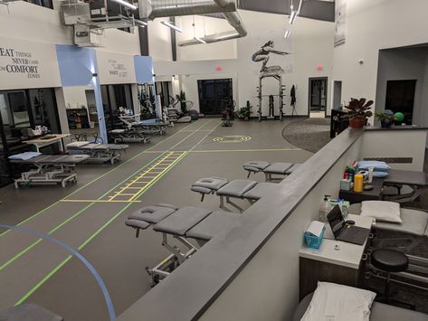 Sports physical therapy gym desing Physical Therapy Gym Design, Physical Therapy Clinic Design, Physical Therapy Office, Sports Physical Therapy, Gym Design Interior, Therapy Clinic, College Vision Board, Covered Patio Design, Dry Needling