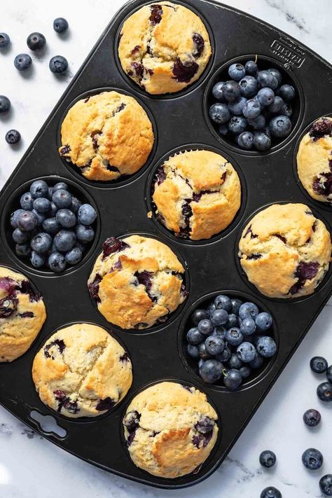 Blaubeermuffins mit Joghurt Yoghurt Muffins, Moist Blueberry Muffins, Yoghurt Recipe, Easy Apple Crisp Recipe, Best Blueberry Muffins, Apple Crisp Easy, Simple Muffin Recipe, Vegan Muffins, Muffin Recipes Blueberry