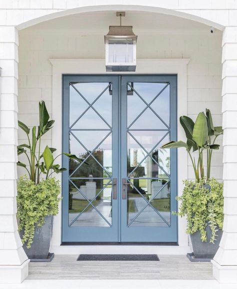 Karen🌸 on Instagram: “As I am contemplating a move to Florida, these doors caught my ever roaming eye for great design! These doors are relevant and perfect for…” Kitchen Feature, Coastal Exterior, Front Door Entrance, Front Door Colors, Door Color, Exterior House Colors, Florida Home, Coastal Homes, Decoration Design