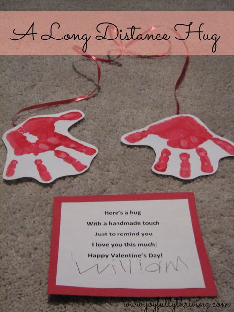 A Long Distance Hug - My cute preschoolers craft for Valentine's Day. Kids, Moms and Teachers all loved it! Long Distance Hug, Romantic Stuff, Grandparents Day Crafts, Grad Ideas, Preschool Valentines, Gifts Mom, Valentines Day Activities, My Funny Valentine, Valentine's Day Cards