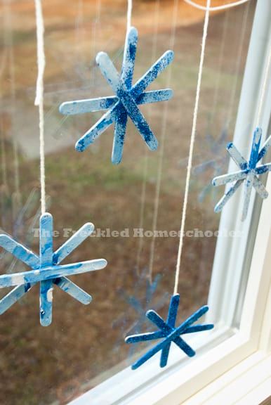 Kunst For Barn, Winter Window Display, Popsicle Stick Snowflake, Decoration Creche, Christmas Crafts For Toddlers, Preschool Christmas Crafts, Crafts For Toddlers, Winter Preschool, Ideas Craft