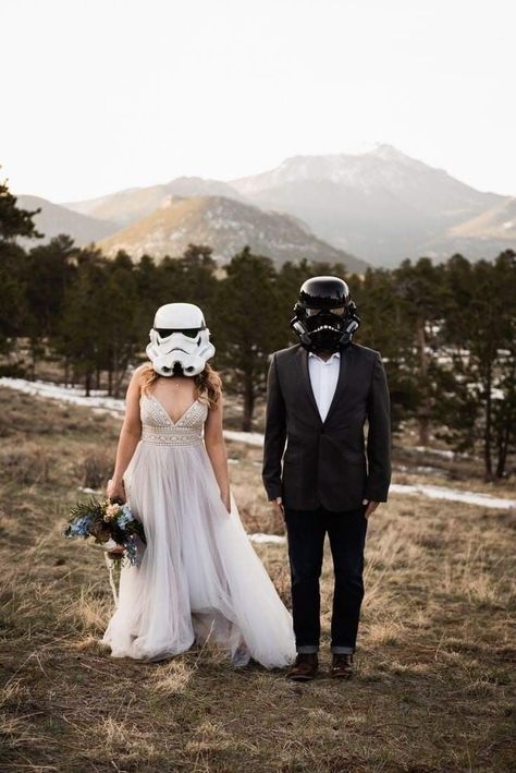 Starwars Couple Costumes, Star Wars Couple Costume, Star Wars Wedding Dress, Crazy Bride, Star Wars Couples, Star Wars Wedding Theme, Elopement Bride, Nerd Wedding, Nerdy Wedding