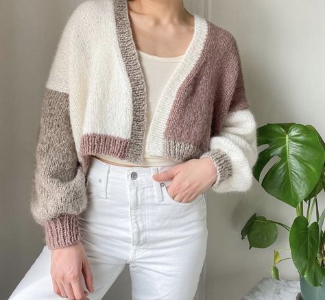 12 Suéteres de punto para que no dejes de estar a la moda Crochet Cardigan Tutorial, Crochet Sweater Design, Crochet Cardigan Pattern Free, Crochet Bag Pattern Free, Cardigan Design, Kleidung Diy, Crochet Fashion Patterns, Crochet Shirt, Crochet Cardigan Pattern