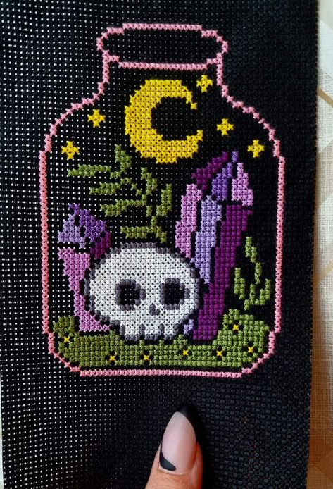 Cross Stitch Black Background, Stitch Black Background, Cross Stitch Skull, Seed Bead Flowers, Tiny Cross Stitch, Adornos Halloween, Perler Bead Templates, Pixel Art Grid, Yarn Thread