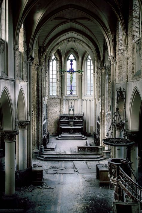 BoredPanda Abandoned Churches, Derelict Buildings, Beautiful Ruins, Abandoned Church, Gothic Cathedrals, Cathedral Architecture, Gothic Cathedral, Old Mansions, Abandoned Mansions