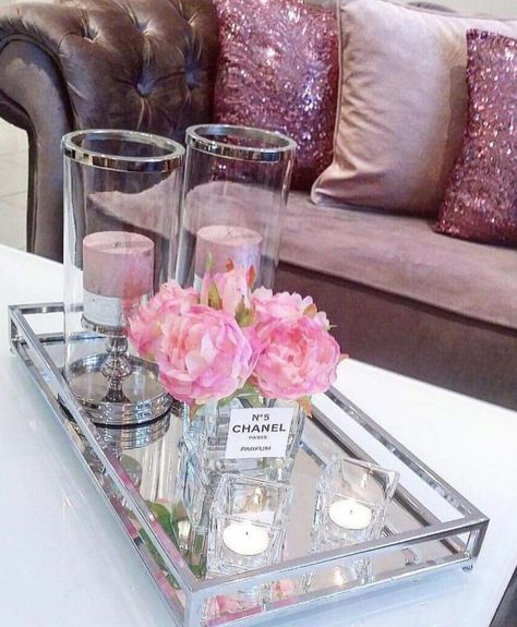 Bedroom Drawer Decor, Mirror Tray Decor Ideas, Modern Coffee Table Styling, Mirror Tray Decor, Elegant Table Decorations, Coffee Table Arrangements, Glam Interior Design, Coffee Table Decor Living Room, Drawer Decor