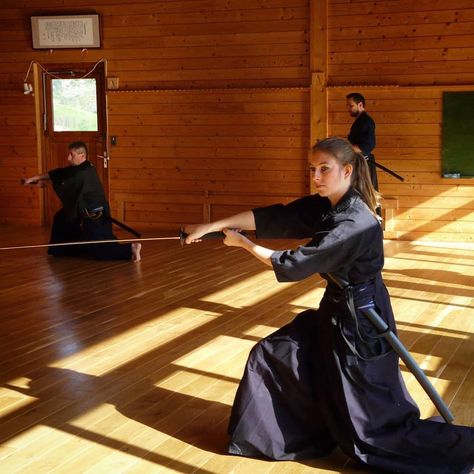 #Repost @carolinedefrem ・・・ Memories, some springs ago. . . . #iaido #iaijutsu #katana #training #dojo #kendo #ken #shinken #budo… Dojo Design, Martial Arts Women, Samurai Armor, Kendo, Martial Arts, Springs, Train, Japan, Sports