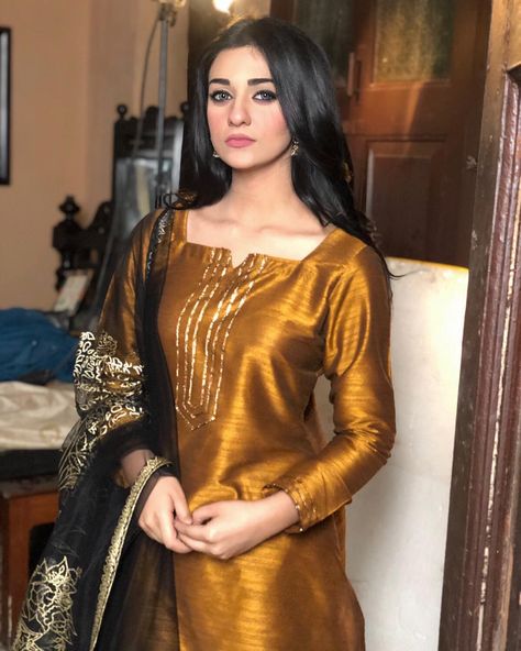 #SarahKhan Sarah Khan Simple Party Wear, Dresses For Wedding Party, Sarah Khan, Pakistani Formal Dresses, Pakistani Fashion Casual, Pakistani Wedding Outfits, Pakistani Dresses Casual, Pakistani Fashion Party Wear, Beautiful Pakistani Dresses