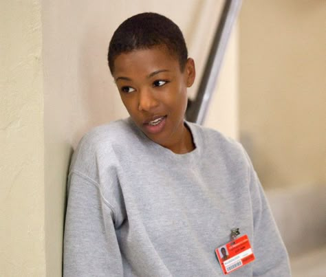 Poussey Washington (Samira Wiley) Orange is the New Black Season 2. Samira Wiley Poussey, Oitnb Characters, Poussey Washington, Samira Wiley, Simpsons Characters, Black Characters, Orange Is The New, Orange Is The New Black, Tv Guide