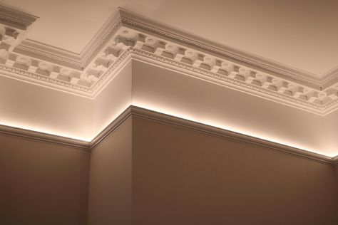 Crown Molding Lights, Rail Lighting, Neoclassic Interior, Impressive Wallpaper, Architectural Lighting Design, Wall Paneling Diy, Wallpaper Ceiling, Picture Rail, Cove Lighting