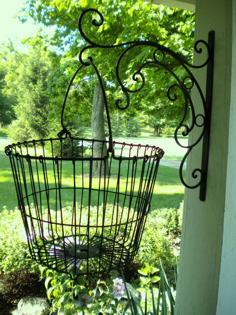 Wire Basket Decor, Wire Egg Basket, Egg Basket, Garden Containers, Front Porch Decorating, Wire Basket, Garden Yard Ideas, Backyard Fences, Rustic Gardens