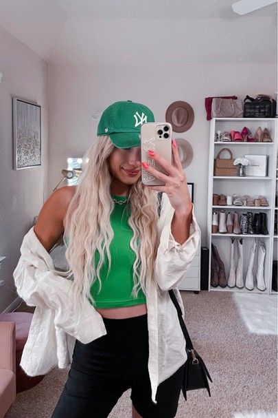 Button Down Casual Outfit, Kelly Green Outfit, Green Hat Outfit, Outfit Ideas Travel, Casual Airport Outfit, Airport Outfit Ideas, Ny Hat, Errands Outfit, Airport Outfits