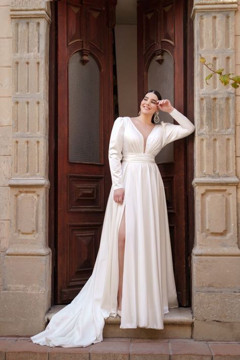 Dream Plus Size Collection – Galit Robinik Simple Classy Wedding Dress, Plus Size Fancy Dresses, Plus Size Wedding Dresses With Sleeves, Mikado Wedding Dress, Tule Rok, Plus Wedding Dresses, Midi Wedding Dress, Plus Zise, Chic Wedding Dresses