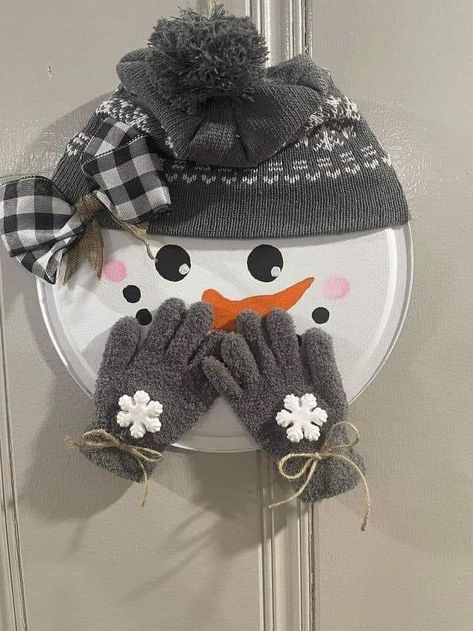 Christmas Crafts Snowman, Christmas Pizza, Snowman Crafts Diy, Pizza Pans, Snowman Hat, Pizza Pan, Handmade Christmas Crafts, Christmas Centerpieces Diy, Craft Decor