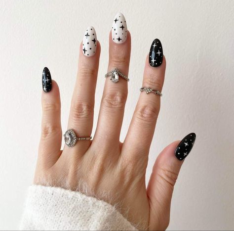 Hand-painted designer nails ✨ High quality ✨ Reusable ✨ Last for up to 2-3 weeks ✨ Salon quality at a fraction of the cost ✨ Cruelty-free and vegan ✨ 5 mins to apply ✨ Prep, Press – You’re ready to go! #nails #pressonnails #nailart