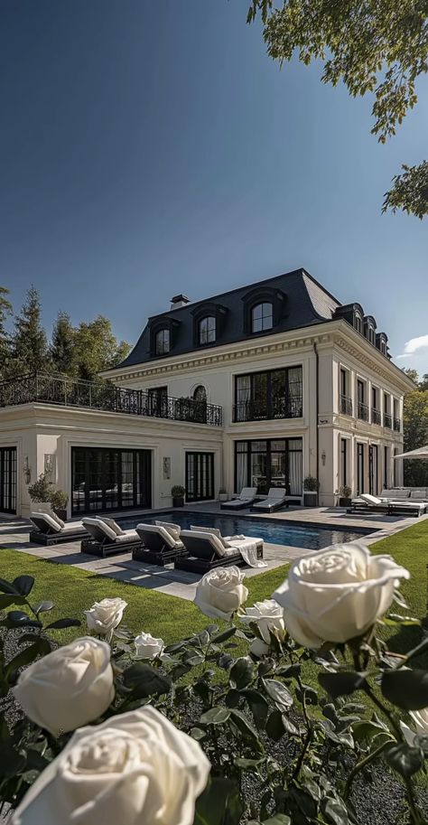 Old Money House With Pool, Interior Design Big House, House Cute Aesthetic, Old Money Home Exterior, Old Money House Outside, Luxury White House Exterior, Huge Mansion Exterior, Rich Lifestyle House, Quiet Luxury Aesthetic House