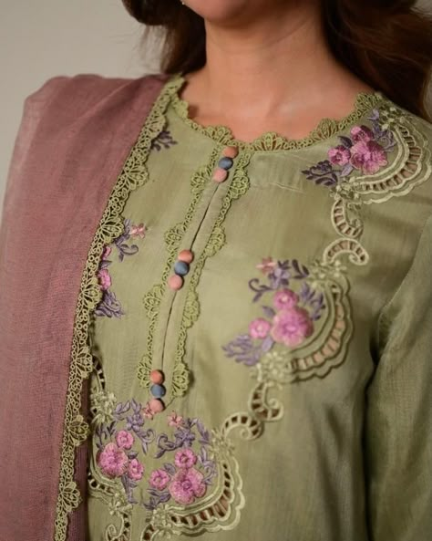 Thread Embroidery Suits Design, Machine Work Suits, Sims Closet, Lace Designs On Suits, Potato Sack, Designer Bridal Lehenga Choli, Design Atelier, Embroidery Fashion Detail, Flower Machine Embroidery Designs