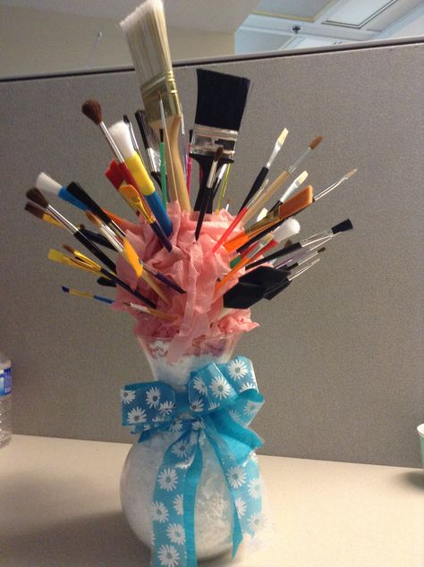 Paintbrush bouquet Paint Brush Bouquet, Paintbrush Bouquet, Art Centerpieces, Dream Art Room, Painter Gifts, Art Classroom Decor, Artsy Gift, Art Studio Room, Teachers Diy