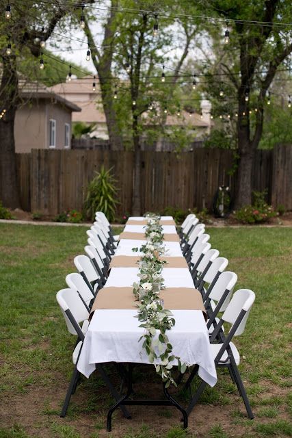 Outdoor Anniversary Party Ideas Decor, Simple Backyard Party Decorations, Simple Outdoor Table Decor, Backyard Baptism Party, Simple Outdoor Party, Rustic Birthday Party Decorations, Outdoor Party Decor, Backyard Dinner, Backyard Dinner Party