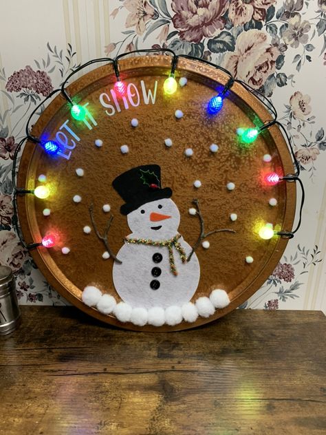 Pizza Pan Dollar Tree Crafts, Dollar Store Pizza Pan Crafts Christmas, Christmas Pizza Pan Wreath, Grinch Pizza Pan Wreath, Pizza Pan Diy Crafts, Christmas Crafts With Pizza Pans, Pizza Pan Christmas Wreaths, Dollar Tree Pizza Pan Crafts Christmas, Christmas Pizza Pan Crafts