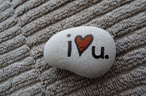 I Love You Rock Painting, I Love You Painted Rocks, Drawing Rocks, Happy Rock, Pretty Rocks, Painting Rocks, Rock Ideas, Cool Rocks, Paint Rock