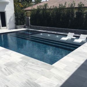 Landscape For White House, Pool Separate From House, Artistic Pavers Pool Deck, Small Modern Pools Backyard, Luxury Pool Designs Outdoor, Modern Pool Remodel, Hamptons Style Pool Area, Small Luxury Pool, Negative Edge Pool Ideas