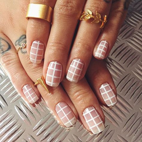 The Bride Nailed it | the Negative Space Nail Art Trend | Festival Brides Grid Nails, Wonder Nails, Negative Space Nail Art, Nail Goals, Negative Space Nails, Space Nails, Nagellack Trends, Minimalist Nail Art, Nail Polish Trends