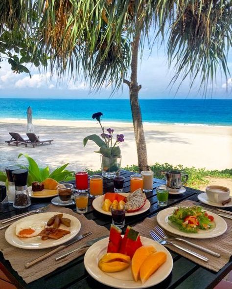 Table With Food, Breakfast Around The World, Breakfast Pictures, Thailand Adventure, Hotel Breakfast, Koh Lanta, God Mat, Have Inspiration, Island Hopping