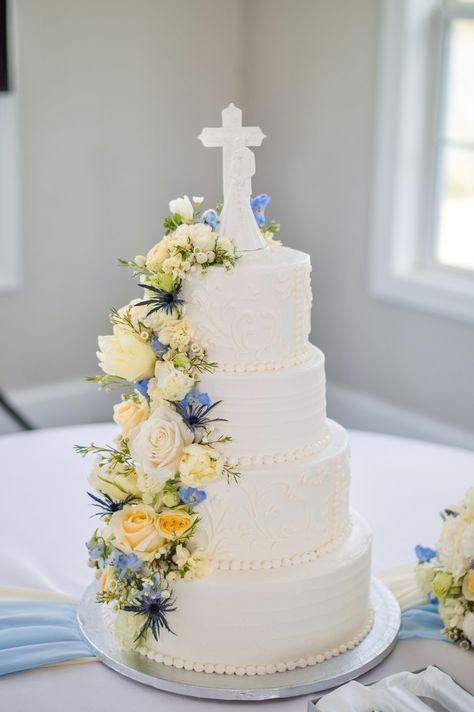 Christian Wedding Cake Designs, Christian Wedding Cake, Cross Cake Topper, Cross Cakes, God Fearing, Religious Wedding, Catholic Wedding, Christian Wedding, Wedding Cake Ideas