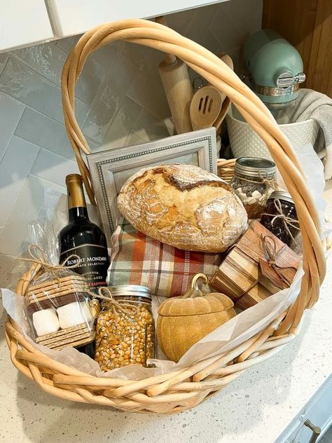 Soup And Bread Gift Basket, Baked Goods Basket, Housewarming Gift Basket Ideas, Homemade Christmas Gift Baskets, Homemade Housewarming Gifts, Welcome Home Basket, Italian Gift Baskets, Baking Gift Basket, Kitchen Gift Baskets