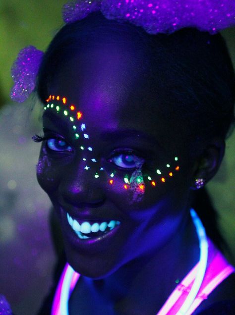 . Neon Party Paint Body Art, Pintura Facial Neon, Neon Face Paint Ideas, Rave Face Paint, Glow Face Paint, Uv Face Paint, Neon Face Paint, Uv Makeup, Festival Face Paint