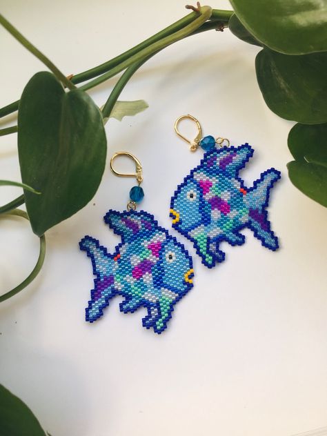 Beaded Fish Earrings, Unique Beaded Earrings, Beaded Rainbow, Fish Beads, Rainbow Fish, Beadable Products, Book Character, Beaded Earrings Patterns, Beaded Animals