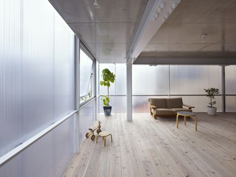 House in Tousuienn by Suppose Design Office_dezeen_5 Plastic Architecture, Translucent Wall, Tall Plant, Wall Office, Box Houses, Corrugated Plastic, Japanese Architecture, Design Del Prodotto, Japan Design