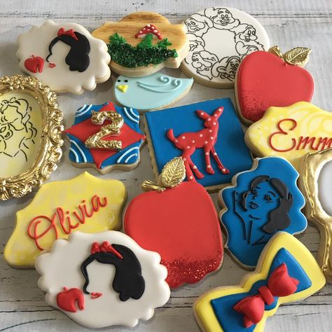 snow white #miamicustomsweets #sugarcookies #instagood #3menandalilladysweets #customdecoratedsugarcookies #kidsparties #snowwhitesugarcookies Snow White Silhouette, Beauty And Beast Birthday, Snow White Birthday Party, Princess Cookies, Disney Cookies, Snow White Birthday, Beauty And The Beast Party, White Cookie, Snow White Party