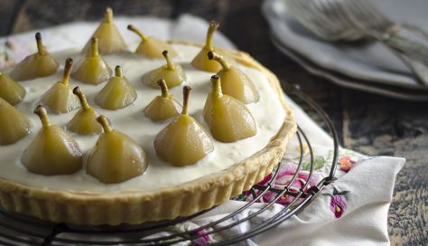 This adorable tart is made with miniature pears, which look so impressive! If you can't find them, then sliced larger pears would work as well. Pear Mascarpone, Mascarpone Tart, Pear Tart, Pear Recipes, Poached Pears, Sweet Pie, Chocolate Tart, Sweet Tarts, Tart Recipes