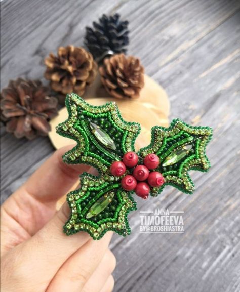 Diy Christmas Brooch, Bead Crafts Diy, Christmas Diamonds, Christmas Embroidery Patterns, Felt Beads, Christmas Brooch, Brooch Diy, Bead Sewing, Beaded Christmas Ornaments