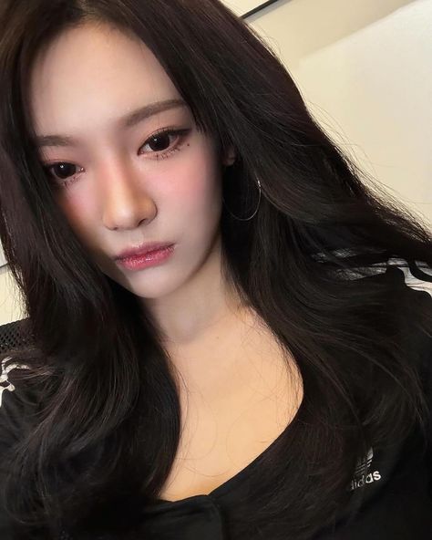 @imnotningning #icons #icon #profile #explore #explorepage Icon Profile, Solo Pics, Whiplash, Pretty Eyes, Summer Makeup, Korean Hairstyle, Pink Hoodie, Korean Makeup, Kpop Girl Groups