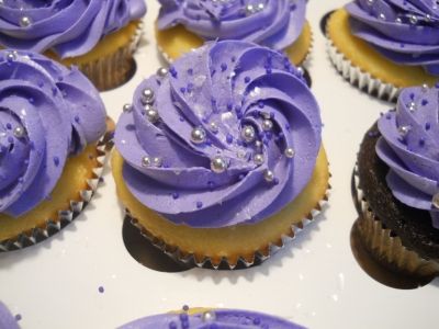 purple cupcakes By cakestiles on CakeCentral.com Cupcakes Purple, Purple Frosting, Sparkly Cupcakes, Sweet 16 Party Themes, Frosted Cupcakes, Silver Cupcakes, Purple Cupcakes, Blue Cupcakes, Party Things