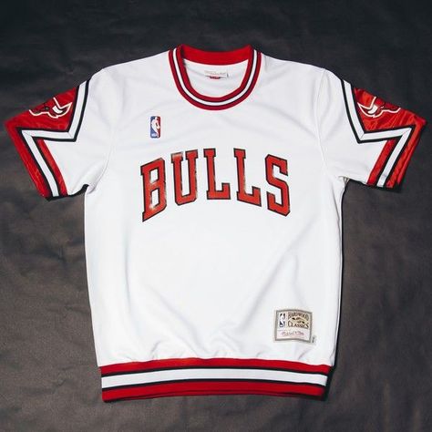 Nba Clothes, Streetwear Fashion Shorts, Baseball Jacket Outfit, Nba Shirt, Sweater Outfits Men, Ropa Hip Hop, Mens Smart Casual Outfits, Bulls Shirt, Classic Football Shirts