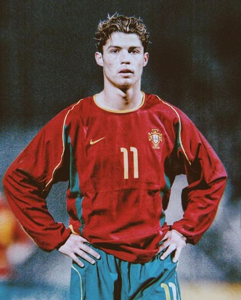 Old School Cr7 Old Photos, Cr7 Old Pic, Football Old School Pics, Old Football Wallpaper, Ronaldo Old Photos, Cristiano Ronaldo Old School, Ronaldo Old Pic, Messi Old Pics, Messi Old School