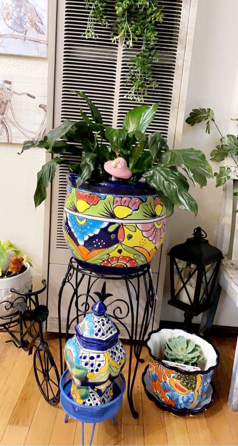 Mexican Pottery Decor, Tropical Yard, Talavera Planters, Pottery Decor, Garden Fashion, Ranch Decor, Apple Shape, Pot Ideas, Flower Pots Outdoor