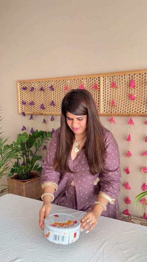 Cozyyylilcorner - DIY and Home Decor on Reels | Navraj Hans · Gud Naal Ishq Mitha Wedding Shagun Packing, Cane Baskets Decoration Ideas, Diwali Hampers Baskets, Dit Gifts, Diwali Gift Packs, Diy Diwali Gifts, Return Favours, Hamper Diy, Diwali Hampers