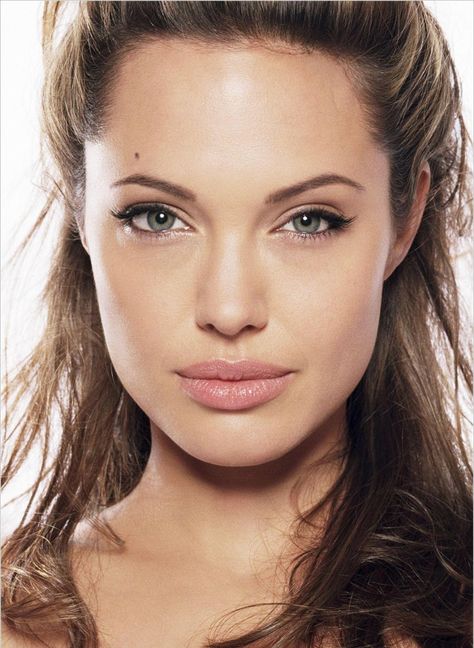 Angelina Jolie Make Up, Angelina Jolie Eyes, Angelina Jolie Young, Angelina Jolie Makeup, Bold Eyebrows, Angelina Jolie Style, Angelina Jolie Photos, Filling In Eyebrows, Norah Jones