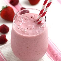 Strawberry Smoothie Recipe - Refreshing Smoothie With Yogurt and Milk Strawberry Raspberry Banana Smoothie, Strawberry And Raspberry Smoothie, Raspberry Strawberry Smoothie, Strawberry Banana Yogurt Smoothie, Banana Yogurt Smoothie, Raspberry Smoothie Recipes, Chia Seed Smoothie, Smoothie Recipes Strawberry, Recipe Strawberry