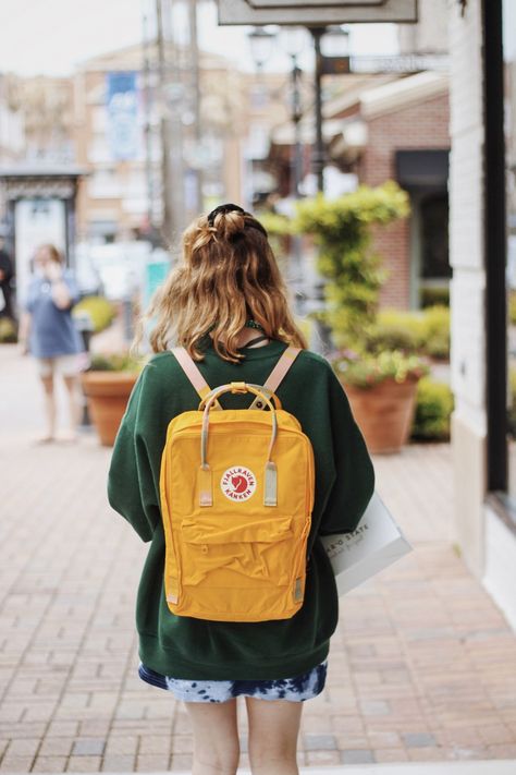 Yellow Backpack Outfit, Wearing Backpack, Kanken Bag, Mochila Fjallraven Kanken, Backpack Aesthetic, Backpack Fjallraven, Yellow Backpack, Aesthetic Backpack, Backpack Outfit