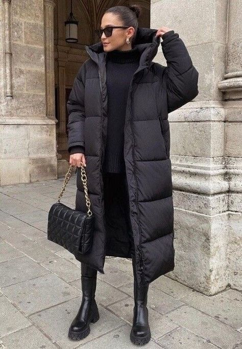 Winter Mode Outfits, Look Boho Chic, Long Black Coat, Long Puffer Coat, Casual Chique, Black Winter Coat, Long Puffer, Looks Black, Black Puffer