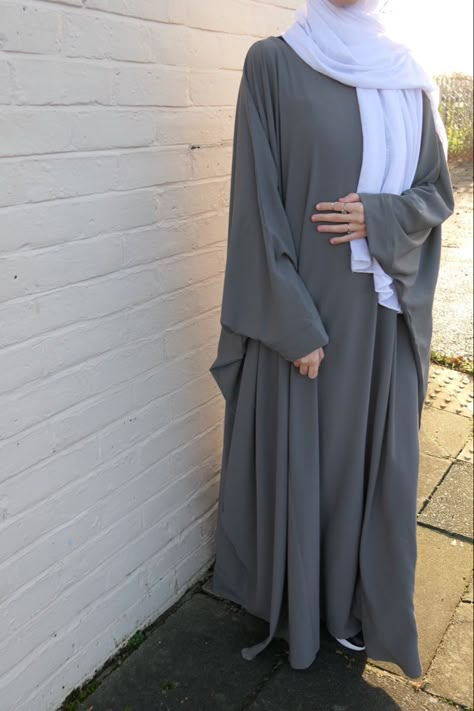 Gray Abaya, Abaya Outfit, Hijab Abaya, Hijab Designs, Niqab Fashion, Muslim Fashion Hijab Outfits, Muslim Outfits Casual, Stylish Short Dresses, Hijabi Fashion Casual